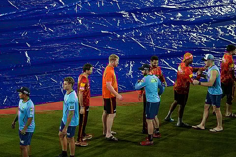 GT and SRH players greet each other